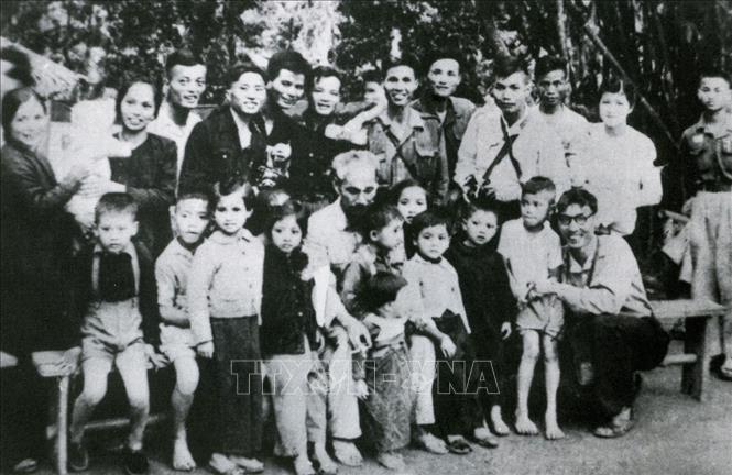 Năm 1952, Bác Hồ thăm cơ sở VNTTX tại Sơn Dương, Tuyên Quang và căn dặn cán bộ, phóng viên 