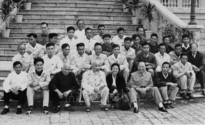 Chủ tịch Hồ Chí Minh, Phó Chủ tịch Tôn Đức Thắng và đồng chí Trường Chinh chụp ảnh lưu niệm với nhóm phóng viên thông tấn, báo chí phục vụ Đại hội lần thứ III của Đảng (năm 1960). Người ngồi giữa Bác Hồ và đồng chí Trường Chinh là nhà báo Huỳnh Thị Hường (phóng viên VNTTX) và người đeo kính ngồi sau Bác Hồ là nhà báo Lê Bá Thuyên (Phó Giám đốc VNTTX). Ảnh: Tư liệu TTXVN