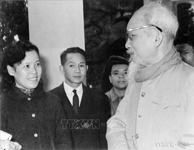 Chủ tịch Hồ Chí Minh dặn dò nữ phóng viên Tuệ Oanh của VNTTX về cách viết tin trong dịp đưa tin cuộc bầu cử Quốc hội khóa III (26/4/1964). Ảnh: Tư liệu TTXVVN
  
