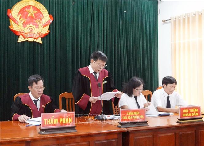 Thẩm phán, chủ tọa phiên tòa tuyên án tại phiên tòa xét xử. Ảnh: TTXVN phát