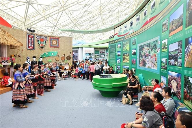 Người dân tham quan không gian trưng bày của tỉnh Lào Cai tại Triển lãm. Ảnh: Minh Đức - TTXVN