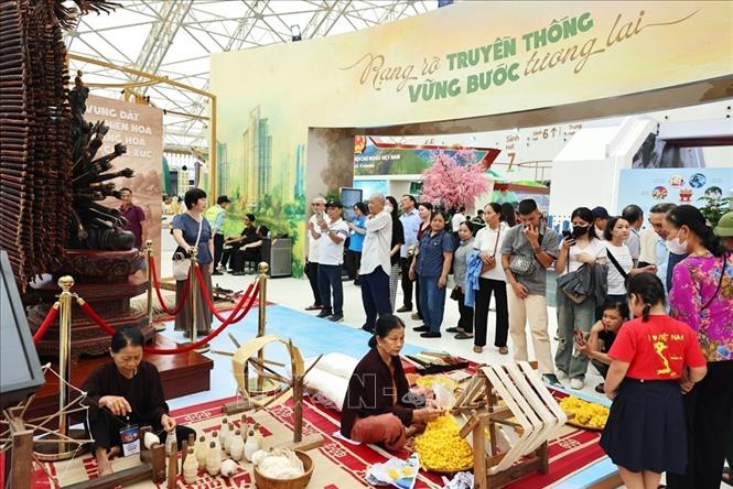 Nhân dân tham quan không gian trưng bày của tỉnh Hưng Yên. Ảnh: Minh Đức – TTXVN