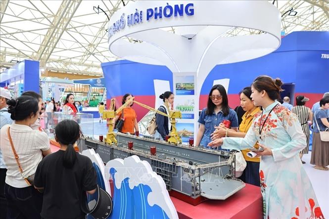 Nhân dân đến tham quan không gian trưng bày của thành phố Hải Phòng. Ảnh: Minh Đức – TTXVN
