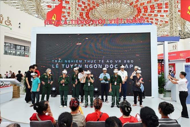 Người dân đến tham quan không gian trưng bày của Đài tiếng nói Việt Nam tại Triển lãm. Ảnh: Minh Đức - TTXVN