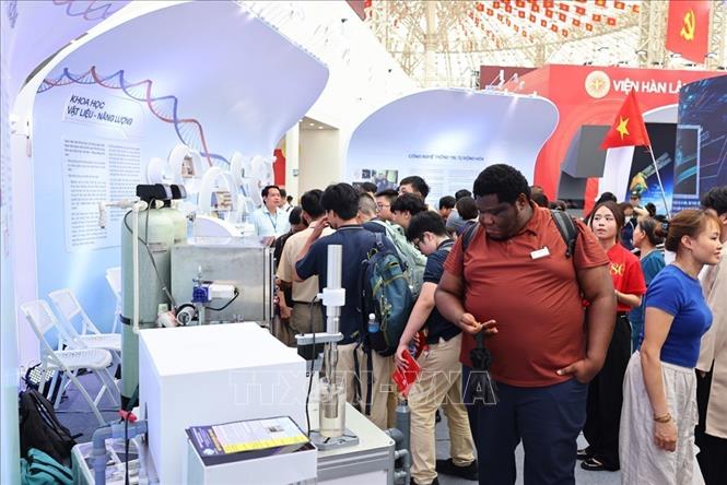 Nhân dân đến tham quan không gian trưng bày của các đơn vị, địa phương tại Triển lãm. Ảnh: Minh Đức – TTXVN