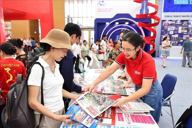 Nhân dân đến tham quan không gian trưng bày của Thông tấn xã Việt Nam. Ảnh: Minh Đức – TTXVN
