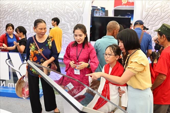 Nhân dân đến tham quan không gian trưng bày của Thông tấn xã Việt Nam. Ảnh: Minh Đức – TTXVN