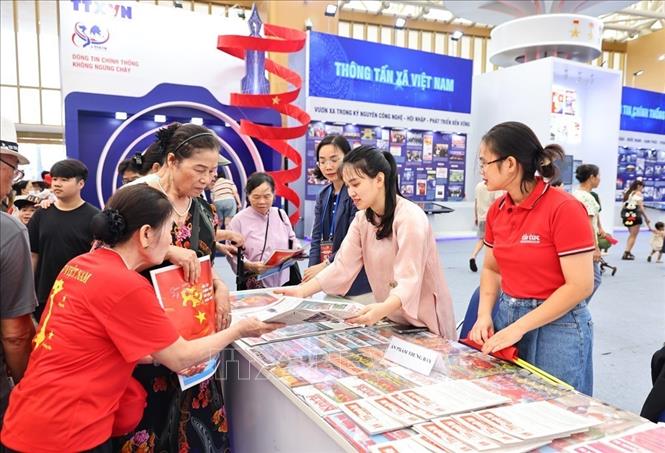 Người dân đến tham quan không gian trưng bày của Thông tấn xã Việt Nam tại Triển lãm. Ảnh: Minh Đức – TTXVN