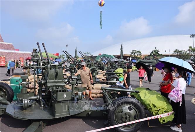 Đông đảo nhân dân đến tham quan không gian trưng bày vũ khí, khí tài của Bộ Quốc phòng. Ảnh: Minh Đức – TTXVN