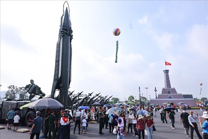 Đông đảo nhân dân đến tham quan không gian trưng bày vũ khí, khí tài của Bộ Quốc phòng. Ảnh: Minh Đức – TTXVN