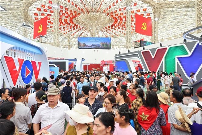 Đông đảo nhân dân đến tham quan triển lãm. Ảnh: Minh Đức - TTXVN