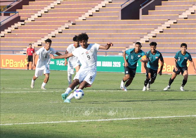 Cầu thủ số 9 của U23 Yemen ghi bàn thắng từ chấm phạt đền, ấn định tỷ số 2-1 trước U23 Singapore. Ảnh: Tạ Toàn – TTXVN