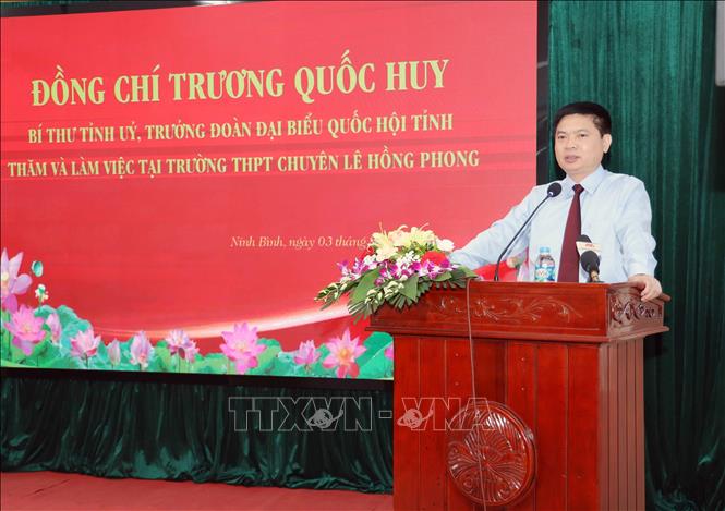 Bí thư Tỉnh ủy Ninh Bình Trương Quốc Huy phát biểu tại buổi làm việc với trường THPT chuyên Lê Hồng Phong. Ảnh: Nguyễn Chinh - TTXVN