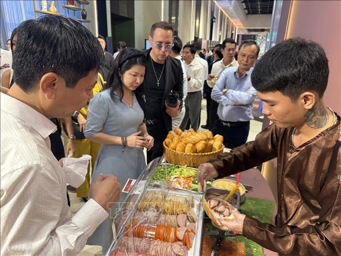 Các đại biểu tham quan và thưởng thức món 