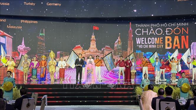 Tiết mục múa bóng “Welcome Ho Chi Minh City” mở màn 