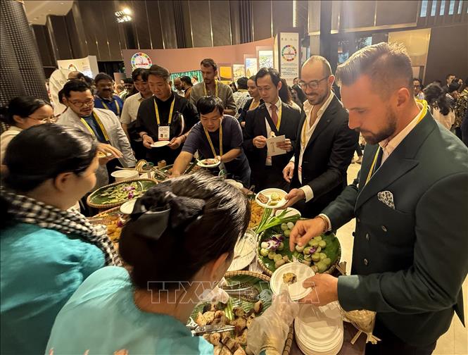 Gian hàng bánh truyền thống của Việt Nam thu hút đại biểu quốc tế tham quan và thưởng thức. Ảnh: Hữu Duyên - TTXVN