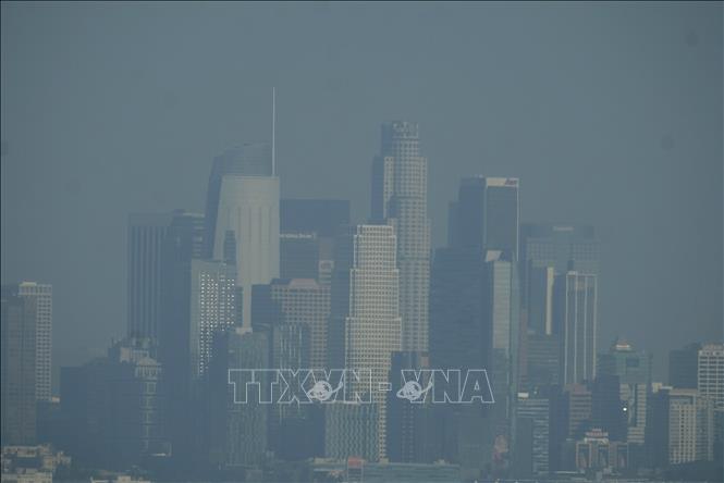 Khói mù ô nhiễm bao phủ bầu trời tại Los Angeles, Mỹ. Ảnh: THX/TTXVN