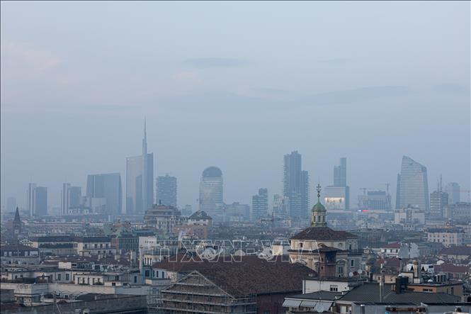 Khói mù ô nhiễm bao phủ bầu trời tại Milan, Italy. Ảnh: THX/TTXVN