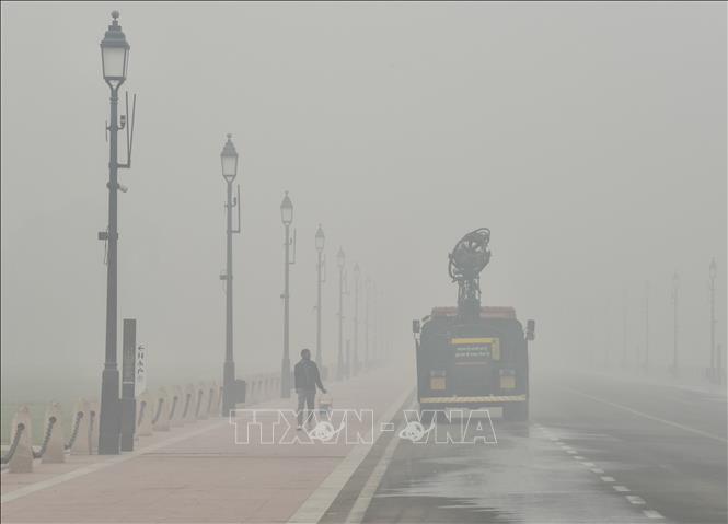 Khói mù ô nhiễm bao phủ bầu trời tại New Delhi, Ấn Độ. Ảnh: ANI/TTXVN