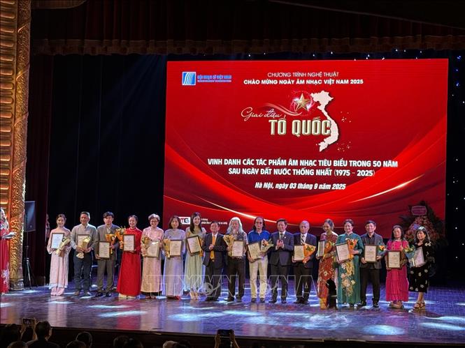 Hội Nhạc sĩ Việt Nam trao bằng chứng nhận vinh danh cho các nhạc sĩ, đại diện gia đình nhạc sĩ có ca khúc tiêu tiêu biểu. Ảnh: Phương Lan - TTXVN 