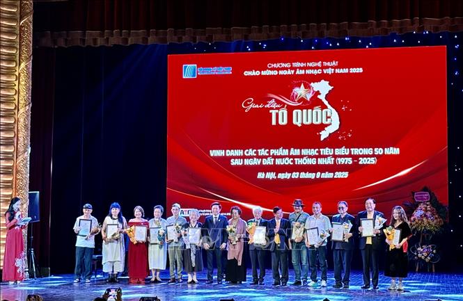Hội Nhạc sĩ Việt Nam trao bằng chứng nhận vinh danh cho các nhạc sĩ, đại diện gia đình nhạc sĩ có ca khúc tiêu tiêu biểu. Ảnh: Phương Lan - TTXVN 
