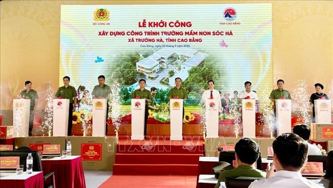 Lãnh đạo Bộ Công an và lãnh đạo tỉnh Cao Bằng bấm nút khởi công trường Mầm non xóm Sóc Hà, xã Trường Hà, tỉnh Cao Bằng. Ảnh: TTXVN phát
