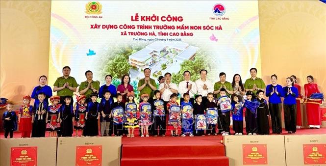 Đoàn công tác của Bộ Công an tặng quà cho trẻ Mầm non xóm Sóc Hà, xã Trường Hà, tỉnh Cao Bằng. Ảnh: TTXVN phát
