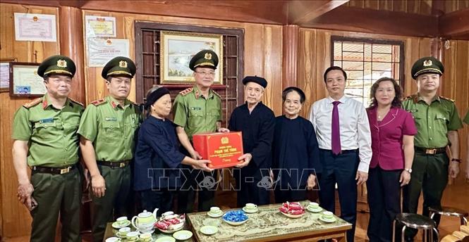 Đoàn công tác của Bộ Công an tặng quà thân nhân gia đình cách mạng tại xóm Sóc Hà, xã Trường Hà, tỉnh Cao Bằng. Ảnh: TTXVN phát