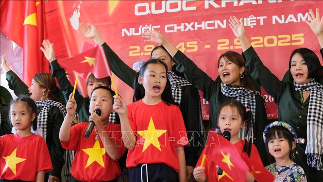 Tiết mục văn nghệ do chính bà con kiều bào biểu diễn. Ảnh: TTXVN phát