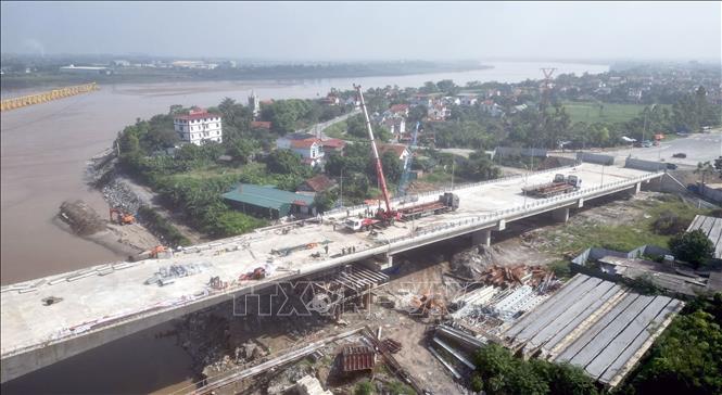 Nhà thầu đã hoàn thành toàn bộ kết cấu nhịp chính để hợp long, về đích sớm gần 2 tháng so với kế hoạch. Ảnh: Tạ Toàn – TTXVN