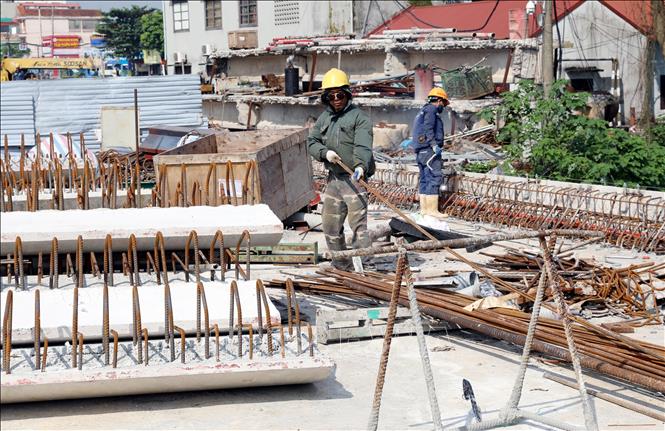 Cầu Phong Châu mới bắc qua sông Thao, quy mô hiện đại, đang được gấp rút hoàn thiện các hạng mục cuối cùng. Ảnh: Tạ Toàn – TTXVN