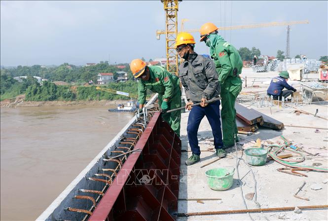 Các kỹ sư, công nhân thuộc Tổng Công ty Xây dựng Trường Sơn (Binh đoàn 12) khẩn trương lắp đặt hệ thống lan can. Ảnh: Tạ Toàn – TTXVN