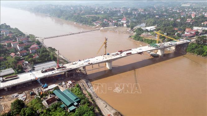 Bộ Xây dựng, Bộ Quốc phòng và tỉnh Phú Thọ tổ chức lễ hợp long cầu Phong Châu mới trên Quốc lộ 32C, bắc qua sông Hồng. Ảnh: Tạ Toàn – TTXVN