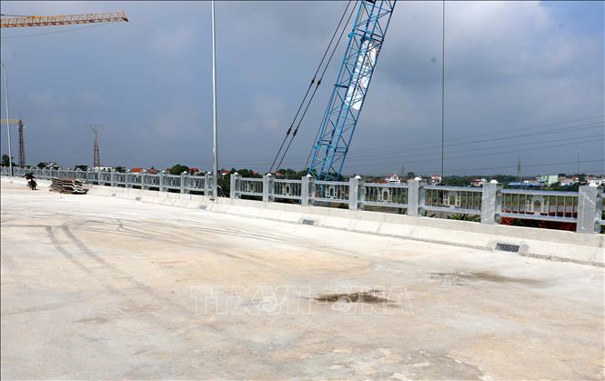 Phía đầu cầu thuộc xã Phùng Nguyên, tỉnh Phú Thọ, hệ thống lan can, hệ thống đèn chiếu sáng đã hoàn thành hơn 100m. Ảnh: Tạ Toàn – TTXVN