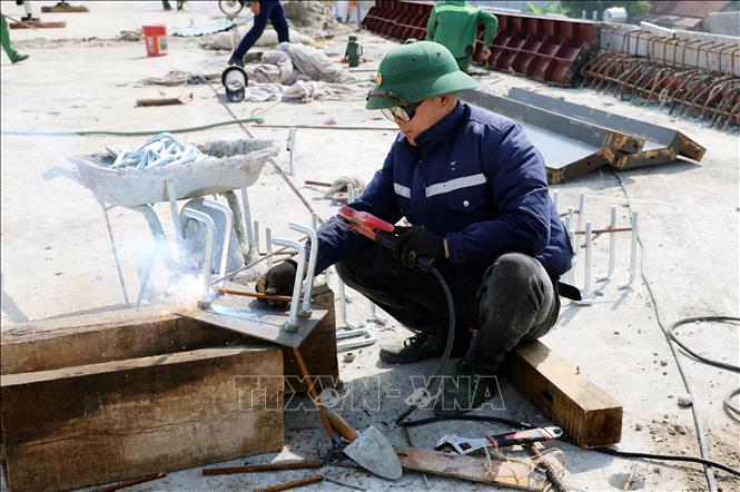 Các hạng mục còn lại như thảm bê tông nhựa, lắp đặt hệ thống an toàn giao thông… sẽ được triển khai, phấn đấu hoàn thành toàn bộ trước 30/9 và đưa vào khai thác trong tháng 10. Ảnh: Tạ Toàn – TTXVN