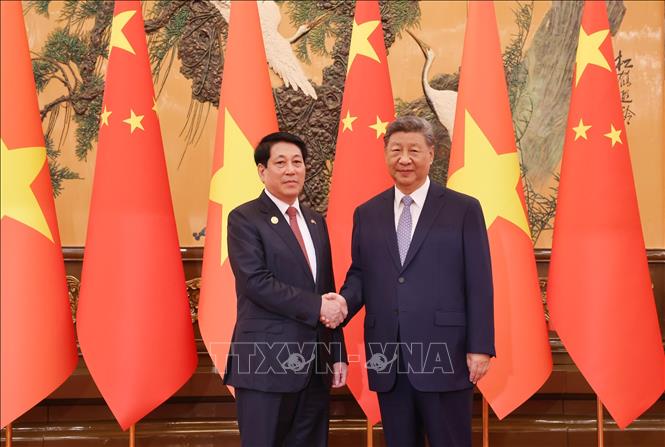 Tổng Bí thư, Chủ tịch nước Trung Quốc Tập Cận Bình đón Chủ tịch nước Lương Cường. Ảnh: Lâm Khánh – TTXVN