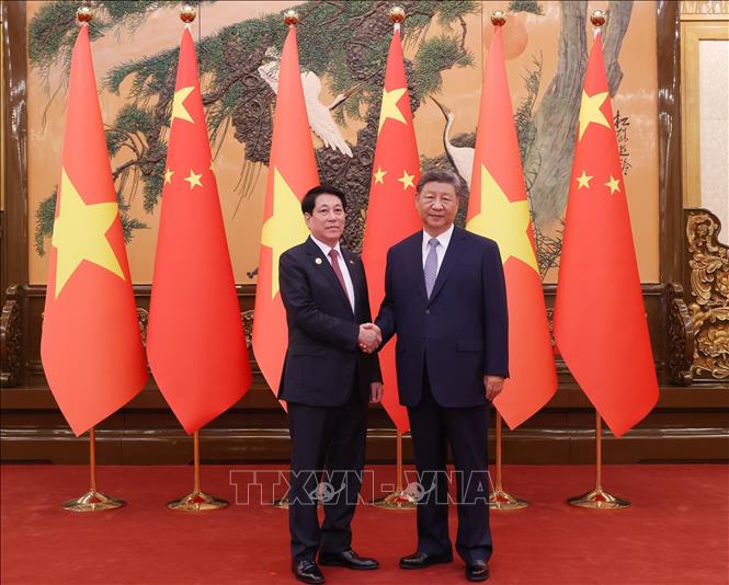 Tổng Bí thư, Chủ tịch nước Trung Quốc Tập Cận Bình đón Chủ tịch nước Lương Cường. Ảnh: Lâm Khánh – TTXVN