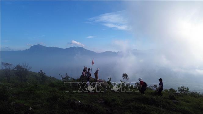 Du khách khám phá núi Thành Đẳng. Ảnh: Đức Hiếu - TTXVN