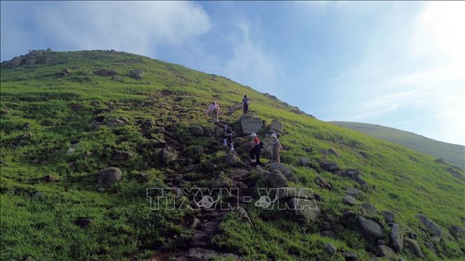 Du khách khám phá núi Thành Đẳng. Ảnh: Đức Hiếu - TTXVN