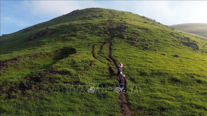 Du khách khám phá núi Thành Đẳng. Ảnh: Đức Hiếu - TTXVN