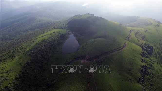 Vẻ đẹp hùng vĩ của núi Thành Đẳng. Ảnh: Đức Hiếu - TTXVN