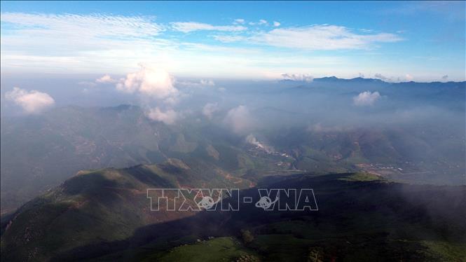 Vẻ đẹp hùng vĩ của núi Thành Đẳng. Ảnh: Đức Hiếu - TTXVN 