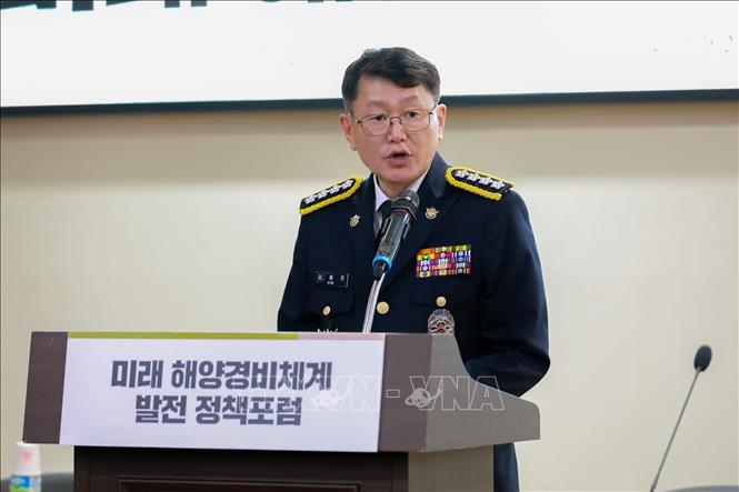 Tướng Kim Yong Jin, Tư lệnh Lực lượng Bảo vệ bờ biển Hàn Quốc, phát biểu tại diễn đàn. Ảnh: Đức Thắng-PV TTXVN tại Hàn Quốc