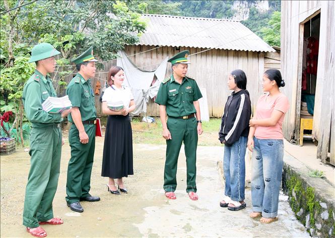 Cán bộ chiến sỹ Đồn Biên phòng Cà Xèng và thầy cô giáo Trường Tiểu học và THCS Thượng Hóa (xã Kim Phú, Quảng Trị) động viên các học sinh đến trường. Ảnh: Tá Chuyên – TTXVN
