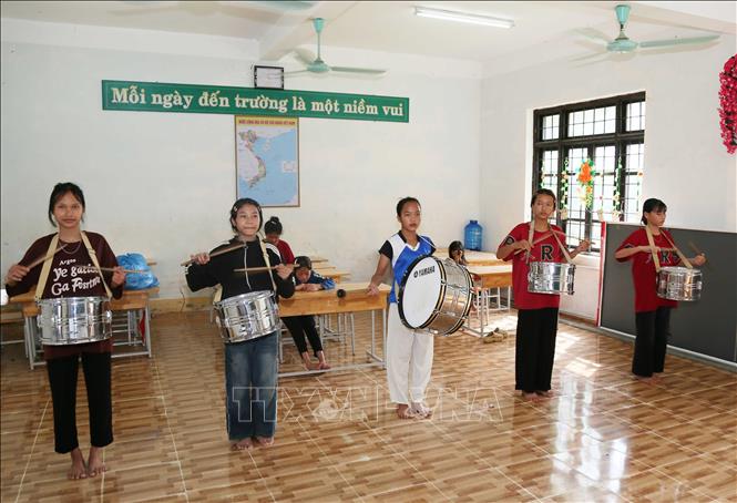 Đội trống Trường Tiểu học và THCS Thượng Hóa (xã Kim Phú, Quảng Trị) tập luyện chuẩn bị cho lễ khai giảng. Ảnh: Tá Chuyên – TTXVN