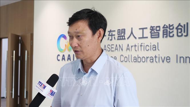 Ông Lưu Khai Nam, Hiệu trưởng Trường Cao đẳng Khoa học và Công nghệ số Nam Ninh trả lời phóng viên TTXVN. Ảnh: Quang Hưng – PV TTXVN tại Trung Quốc