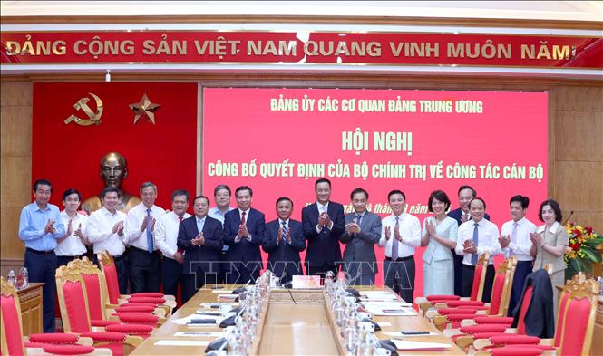 Ban Chấp hành Đảng uỷ các cơ quan Đảng Trung ương chúc mừng đồng chí Nguyễn Long Hải. Ảnh: Phương Hoa - TTXVN