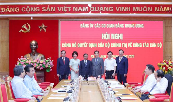 Các đồng chí Thường trực Đảng uỷ các cơ quan Đảng Trung ương chúc mừng đồng chí Lê Hoài Trung và đồng chí Nguyễn Long Hải. Ảnh: Phương Hoa - TTXVN