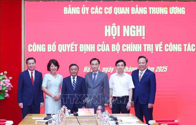 Các đồng chí Thường trực Đảng uỷ các cơ quan Đảng Trung ương chúc mừng đồng chí Lê Hoài Trung và đồng chí Nguyễn Long Hải. Ảnh: Phương Hoa - TTXVN