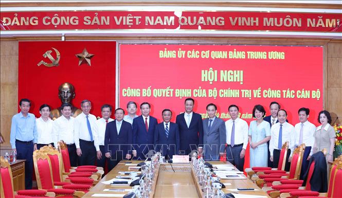 Ban Chấp hành Đảng uỷ các cơ quan Đảng Trung ương chúc mừng đồng chí Lê Hoài Trung và đồng chí Nguyễn Long Hải. Ảnh: Phương Hoa - TTXVN